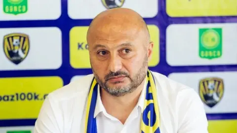 Kəpəz futbolçuları və baş məşqçi Azər Məmmədov matçdan sonra meydançada