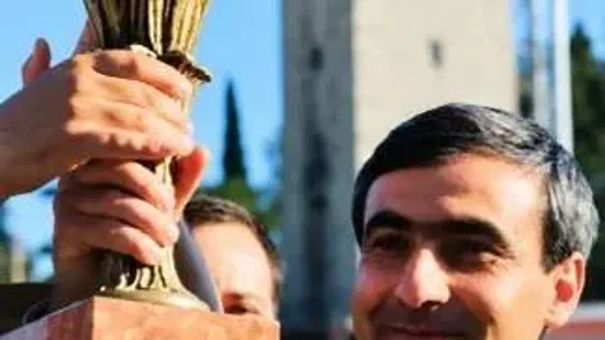 Kəpəz futbol klubu oyunçuları və azarkeşləri Gəncə stadionunda