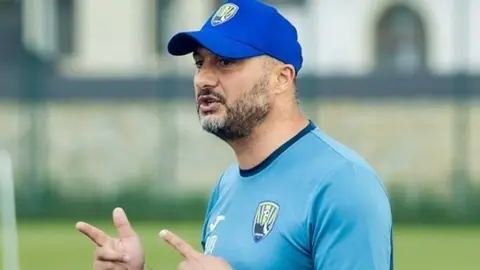 Kəpəz futbolçuları qələbəni qeyd edir, azarkeşlər tribunada