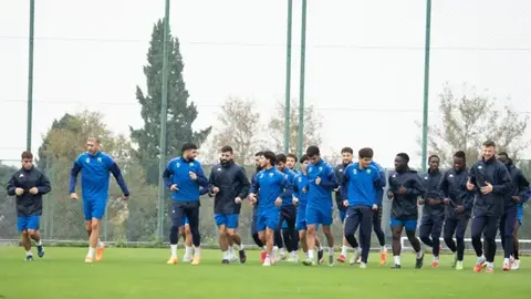 Kəpəz komandasının məşqdən görünüşü, Azər Məmmədov futbolçulara təlimat verir