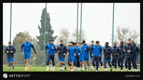 Kəpəz komandasının məşqdən görünüşü, Azər Məmmədov futbolçulara təlimat verir