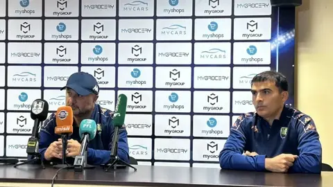 Kəpəz futbolçuları və baş məşqçi Azər Məmmədov matç sonrası