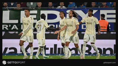 Fenerbahçe formasıyla Kerem Aktürkoğlu maç sırasında top kontrolü yaparken