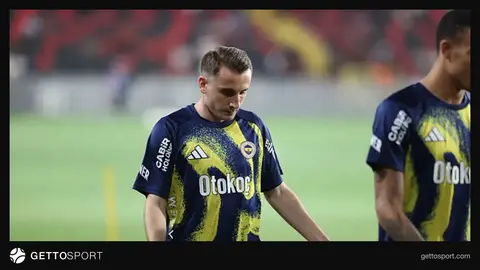 Fenerbahçe formasıyla Kerem Aktürkoğlu saha içinde top kontrol ederken