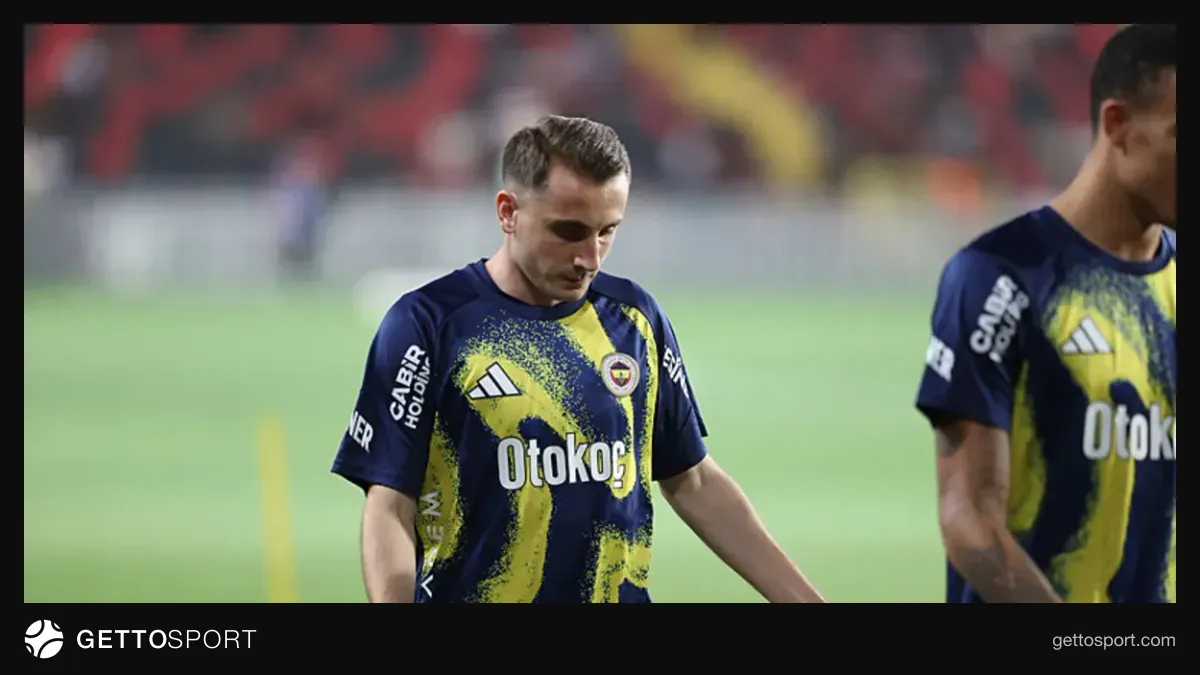 Fenerbahçe formasıyla Kerem Aktürkoğlu saha içinde top kontrol ederken