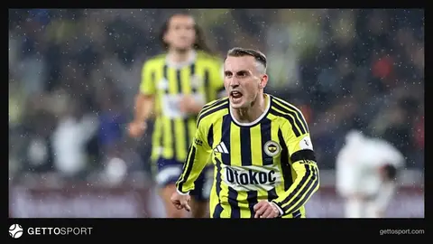 Kerem Aktürkoğlu sarı-lacivert formayla sevinç gösterisi yaparken