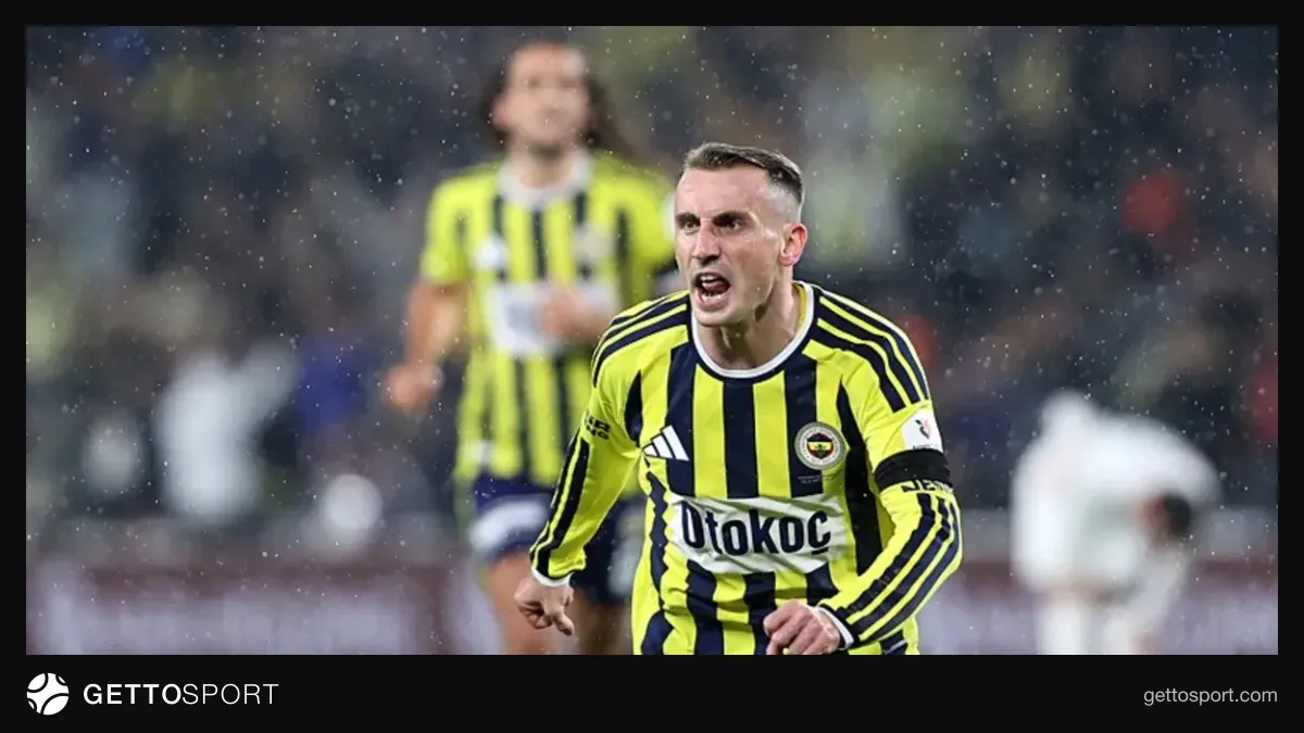 Kerem Aktürkoğlu sarı-lacivert formayla sevinç gösterisi yaparken