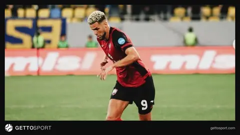 Kərim Rossi müsahibədə mikrofon qarşısında