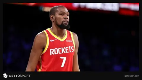 Kevin Durant antrenmanda konuşurken mikrofonlara cevap veriyor