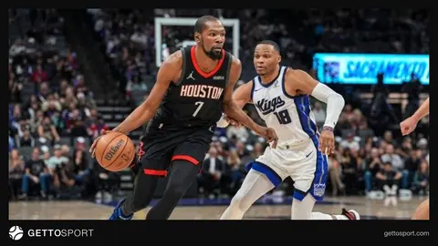 Kevin Durant basın toplantısında konuşurken görüntüsü