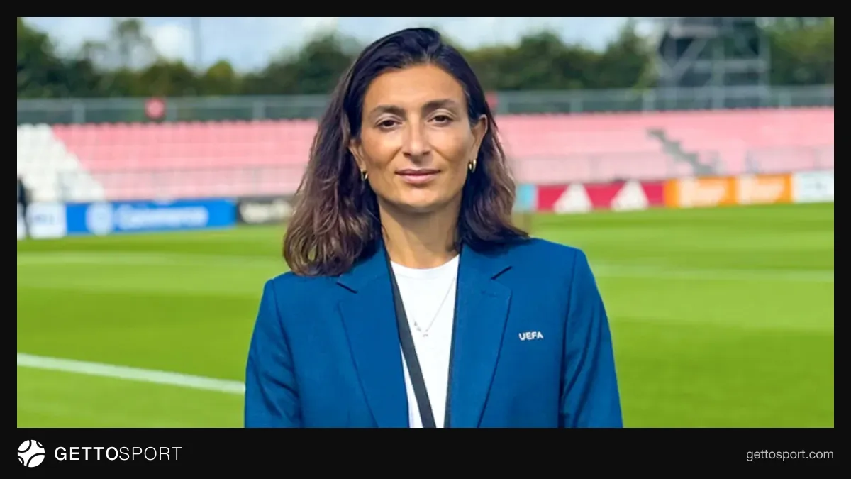 Kifayət Mustafayeva AFFA forması ilə stadion qarşısında