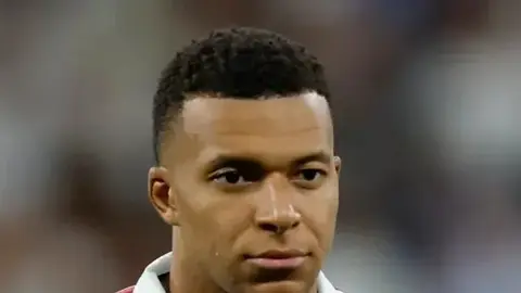 Kilian Mbappe düşüncəli şəkildə tribunaya baxır