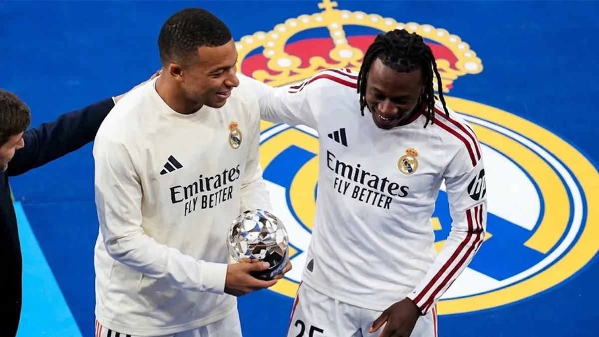 Kilian Mbappe mükafatı yanındakı Yan Diomandeyə uzadır