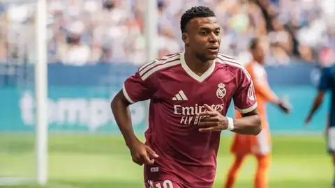Kilian Mbappe Madrid hava limanında təyyarədən enərkən