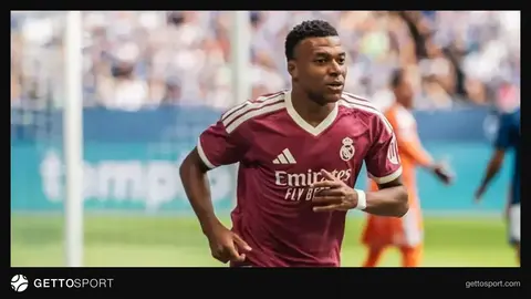 Kilian Mbappe Madrid hava limanında təyyarədən enərkən