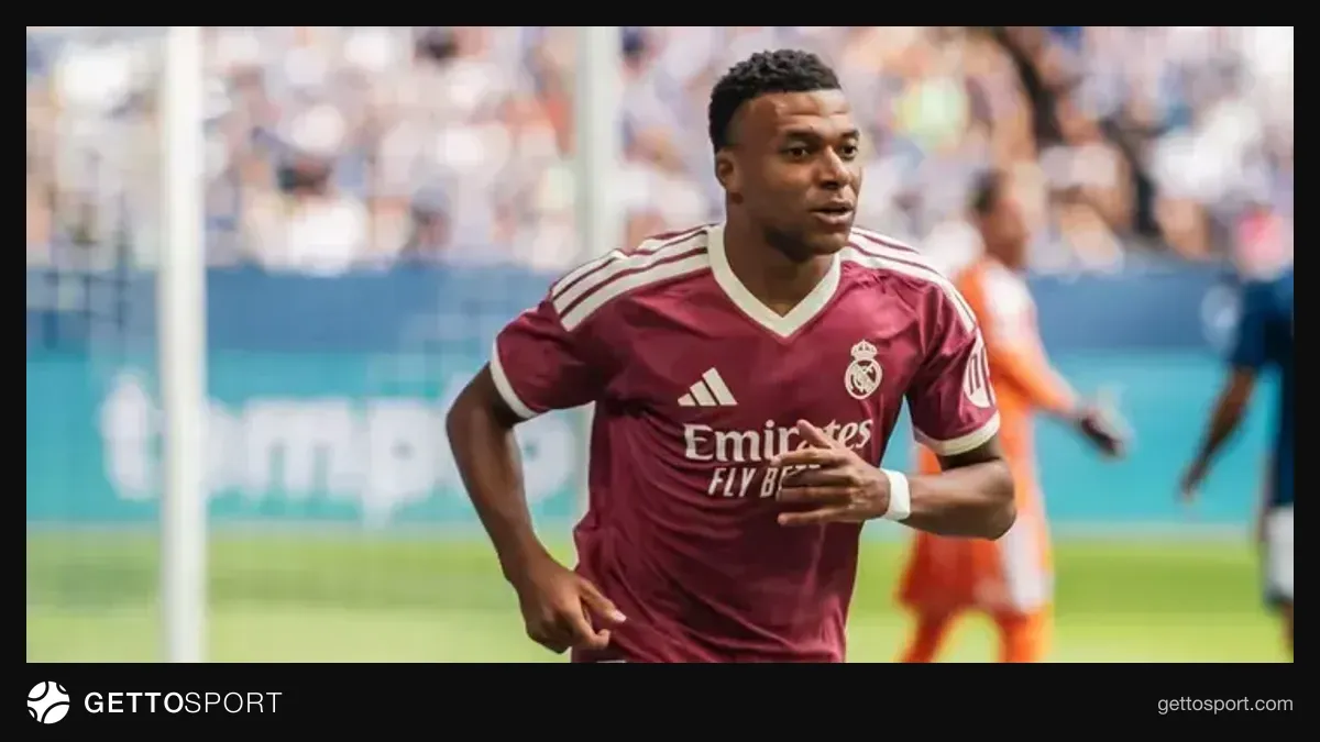 Kilian Mbappe Madrid hava limanında təyyarədən enərkən
