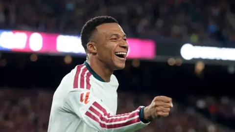 Kilian Mbappe qol sevincində, Real Madrid formasında Nou Kamp fonunda