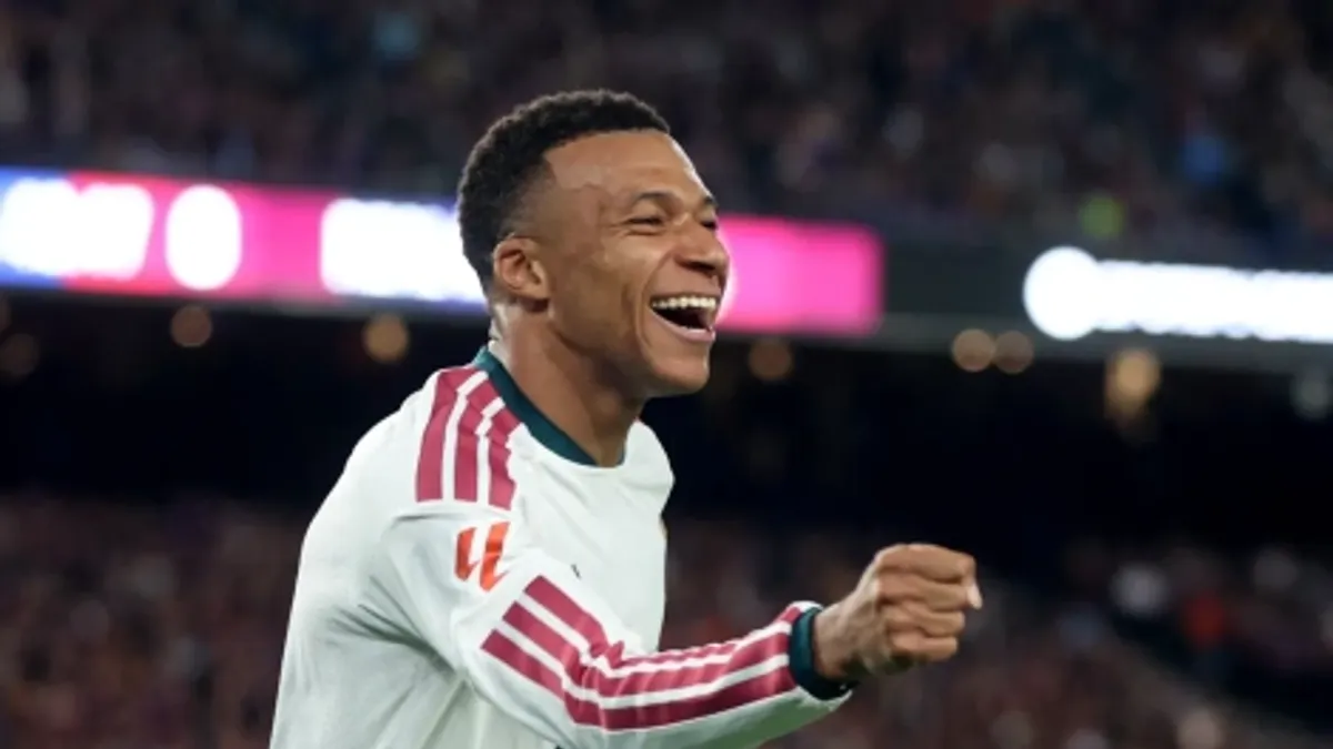 Kilian Mbappe qol sevincində, Real Madrid formasında Nou Kamp fonunda