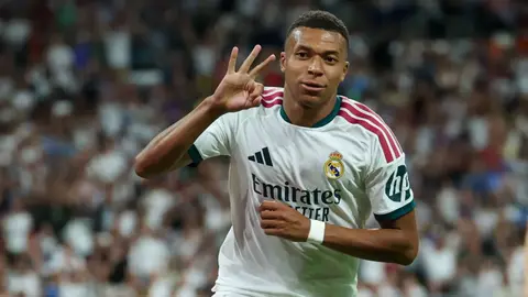 Real Madrid forması ilə Kilian Mbappe meydanda düşüncəli jest
