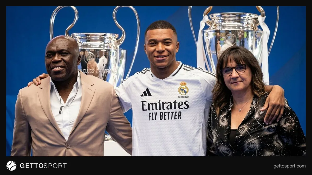 Kilian Mbappe və anası Fayza Lamari məhkəmə və ya polis bölməsi qarşısında