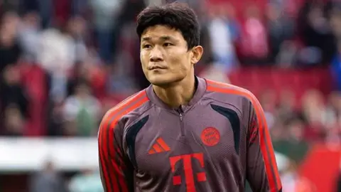 Kim Min-jae Bayern formasıyla top kontrol ederken