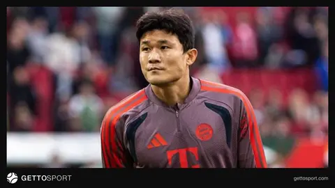 Kim Min-jae Bayern formasıyla top kontrol ederken