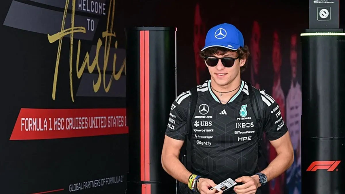 Kimi Antonelli yarış kıyafetiyle zafer pozu verirken