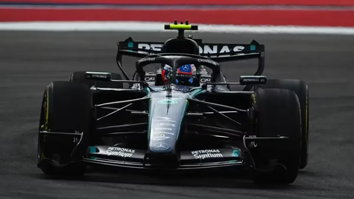 Kimi Antonelli podiumda rəhbərlik edən anı