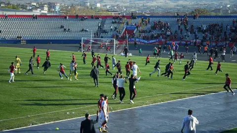 Başpınar Stadı'nda maç sırasında sahaya inen çocuk taraftarlar ve güvenlik görevlileri