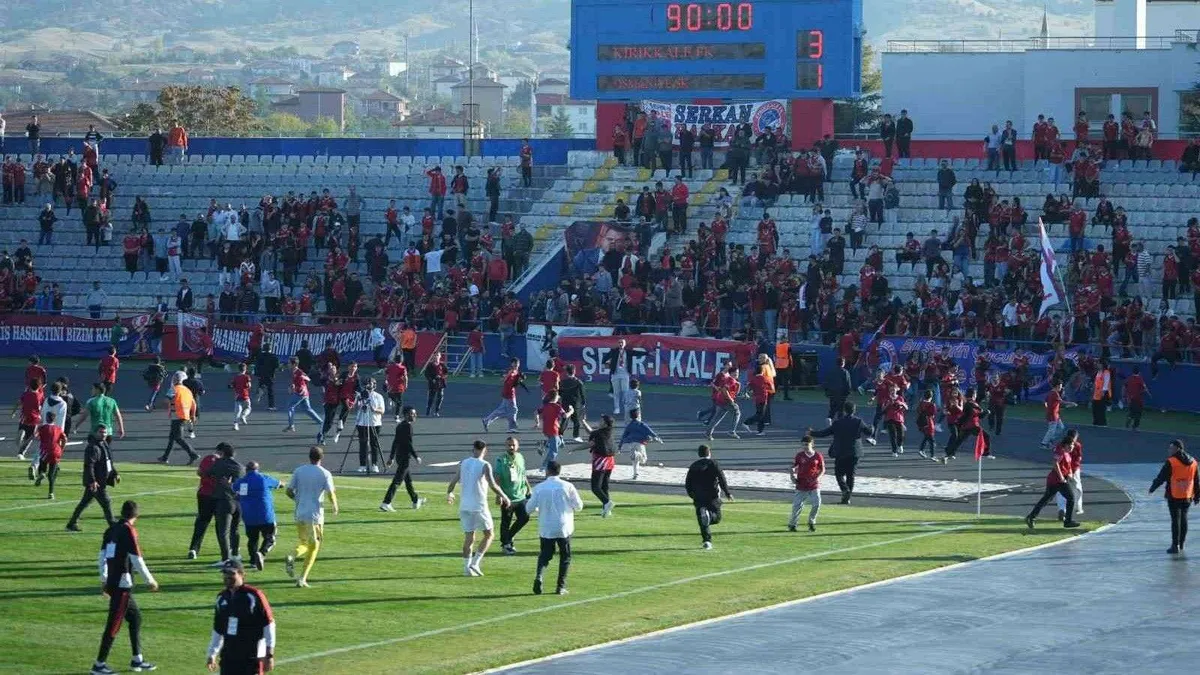 Başpınar Stadı'nda sahaya giren çocuk taraftarlar ve maçtan bir kare
