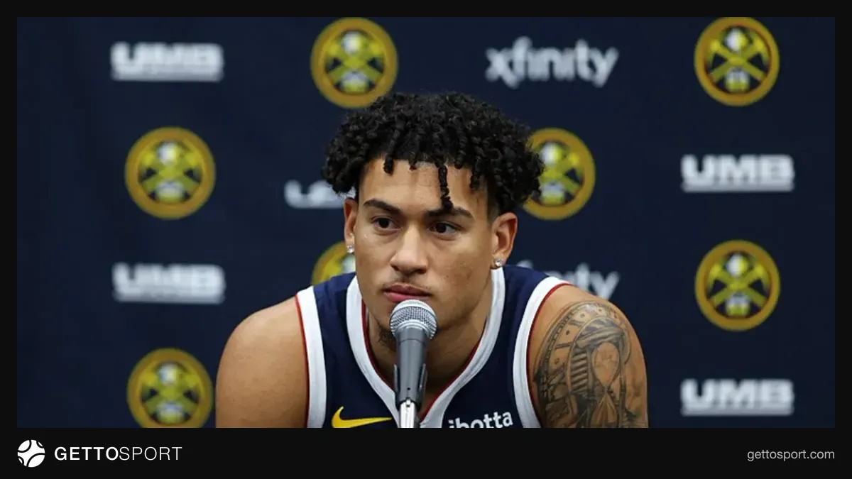 KJ Simpson Galatasaray formasını giyerken şut atıyor