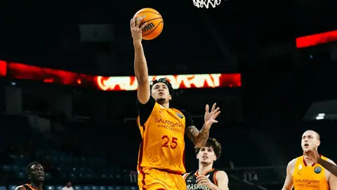 KJ Simpson Jr. basketbol meydançasında