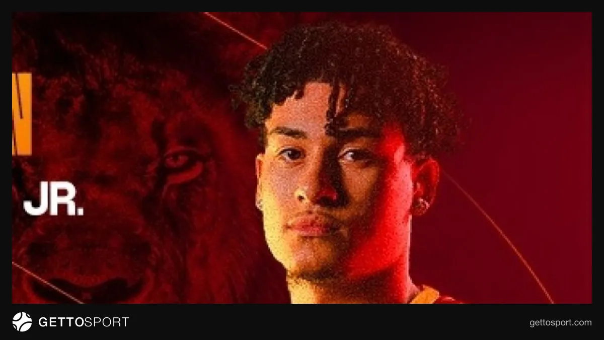 KJ Simpson Jr. maç formasıyla top sürerken görüntüsü