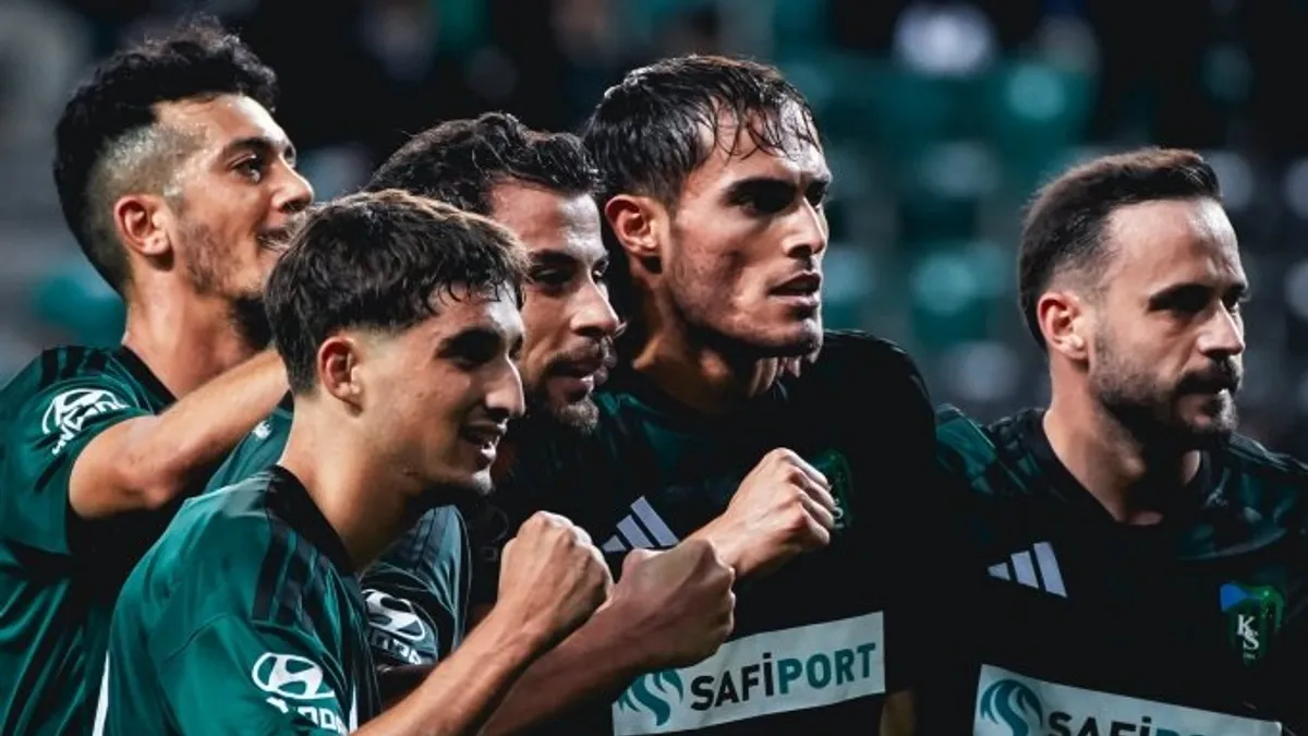 Kocaelispor futbolcuları Kocaeli Stadı'nda antrenmanda