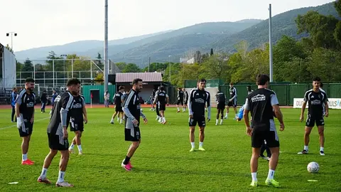Kocaelispor oyuncuları antrenmanda veya maçta mücadele ederken
