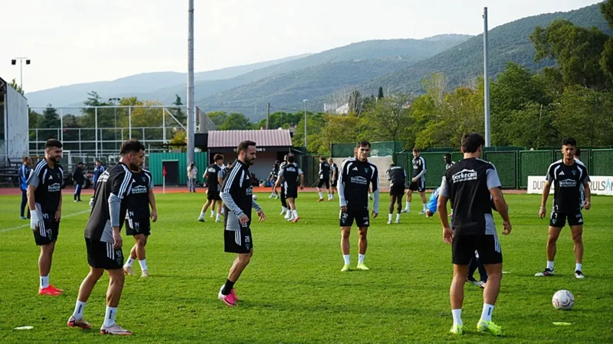 Kocaelispor oyuncuları antrenmanda veya maçta mücadele ederken
