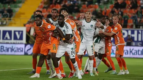 Kocaelisporlu futbolcular galibiyeti kutluyor, sahada mücadele anı