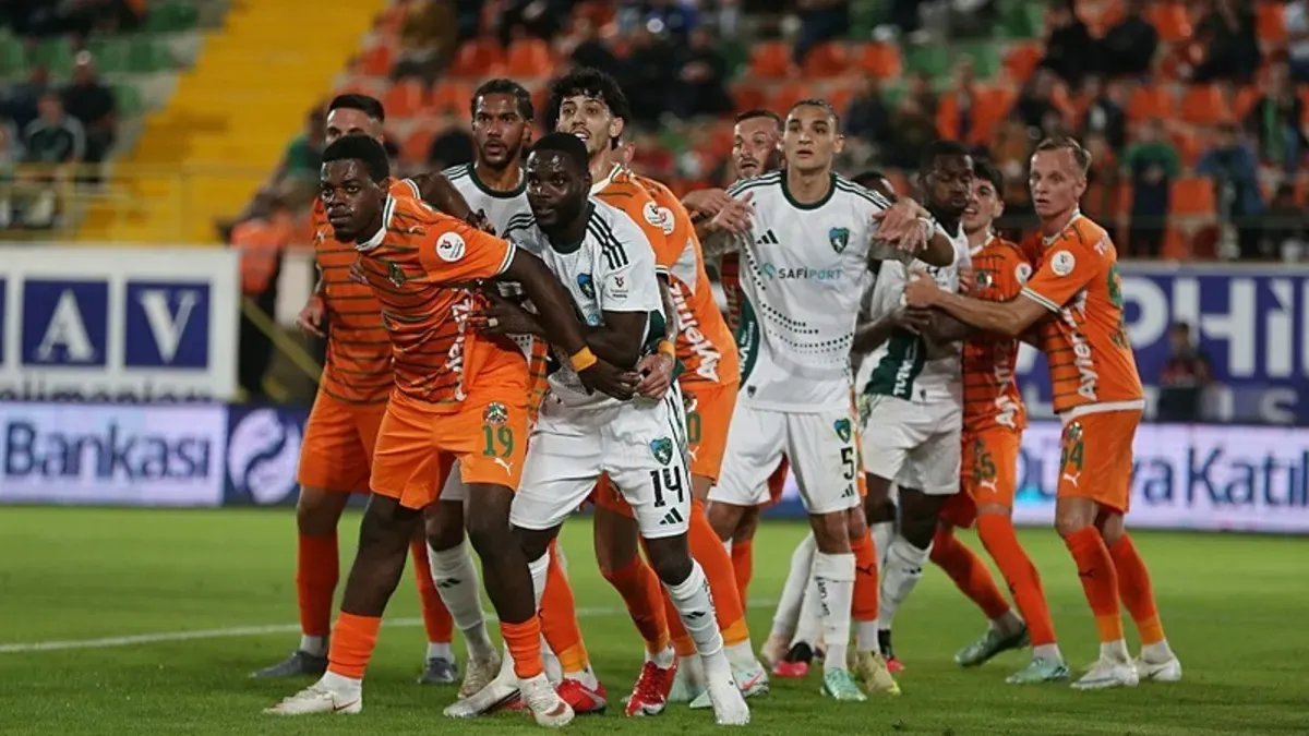 Kocaelisporlu futbolcular galibiyeti kutluyor, sahada mücadele anı