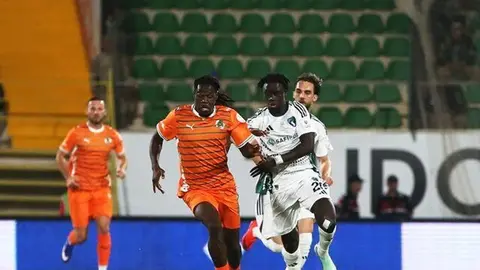 Kocaelispor futbolçuları Alanyaspor meydanında sevinir