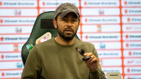 Kocaelispor futbolcuları kupa maçında sevinç yaşarken stadyum görüntüsü