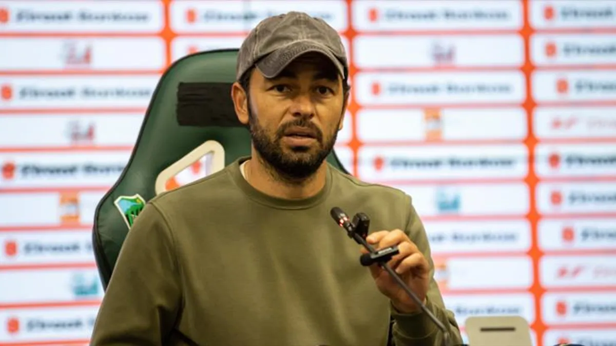 Kocaelispor futbolcuları kupa maçında sevinç yaşarken stadyum görüntüsü