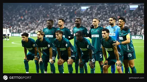 Kocaelispor oyuncuları Kocaeli Stadı'nda ısınırken