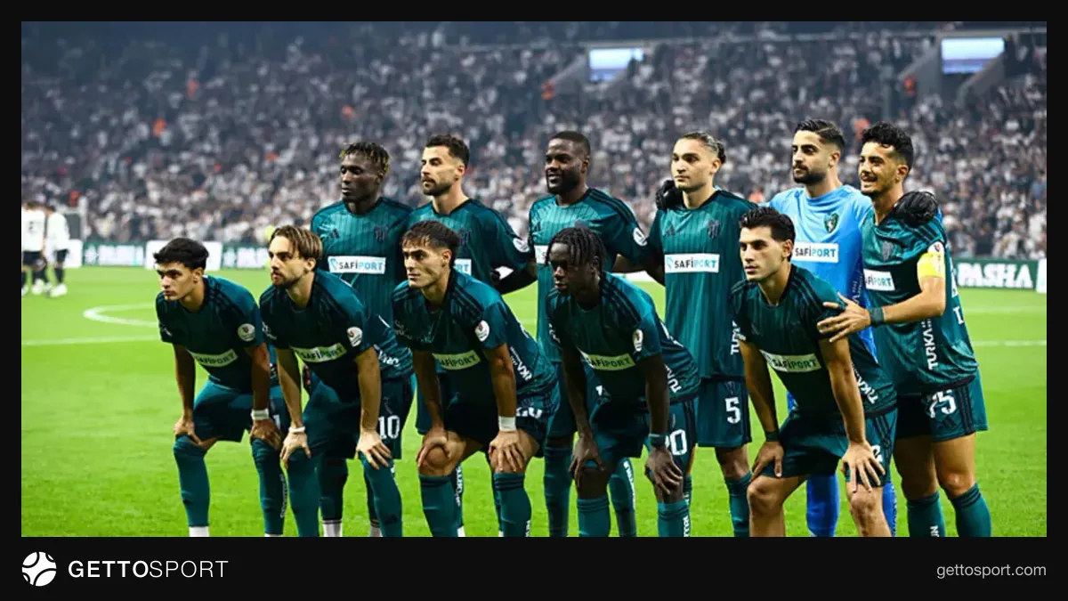 Kocaelispor oyuncuları Kocaeli Stadı'nda ısınırken