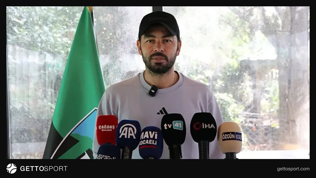 Kocaelispor futbolcuları yağmur altında antrenman yaparken teknik direktör Selçuk İnan
