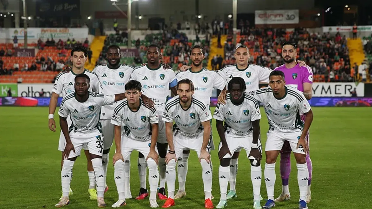 Kocaelispor orta saha oyuncuları sahada mücadele ediyor