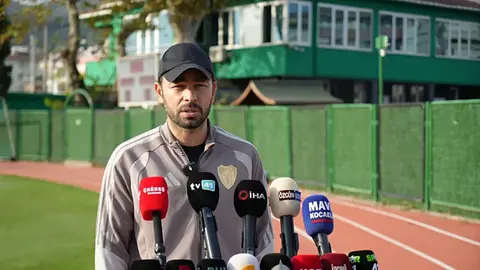 Kocaelispor teknik direktörü Selçuk İnan antrenmanda basına açıklama yaparken