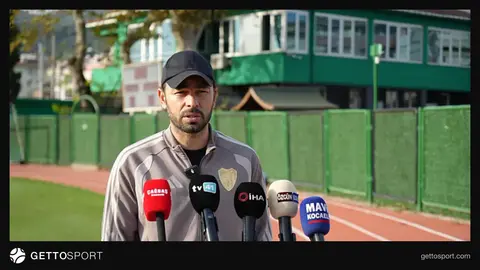 Kocaelispor teknik direktörü Selçuk İnan antrenmanda basına açıklama yaparken
