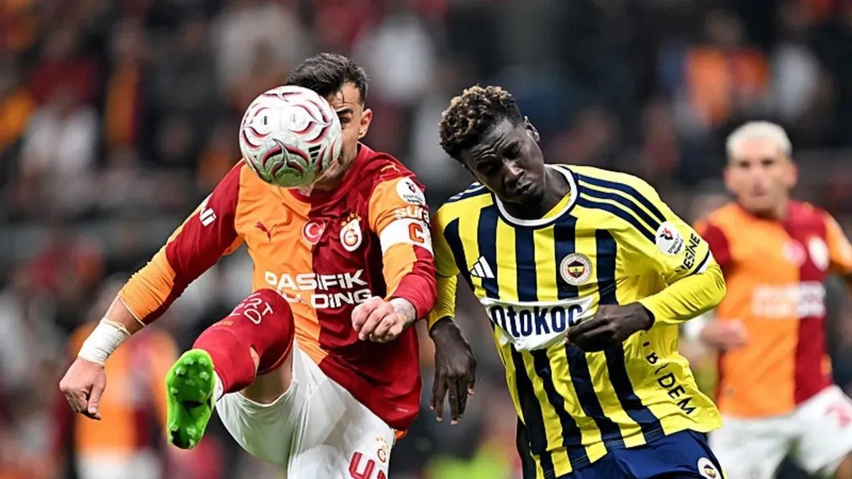 Kojo Oppong maç sırasında topa müdahale ediyor