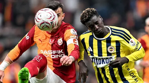 Kojo Oppong Fenerbahçe formasıyla top kontrolü yaparken