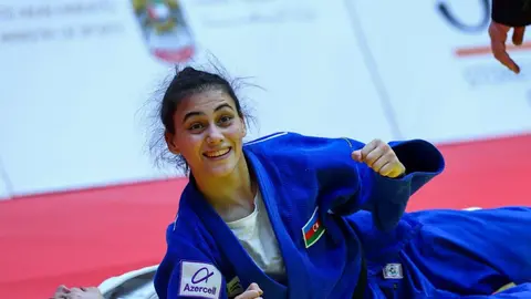 Könül Əliyeva qızıl medal ilə podiumda Əbu-Dabi